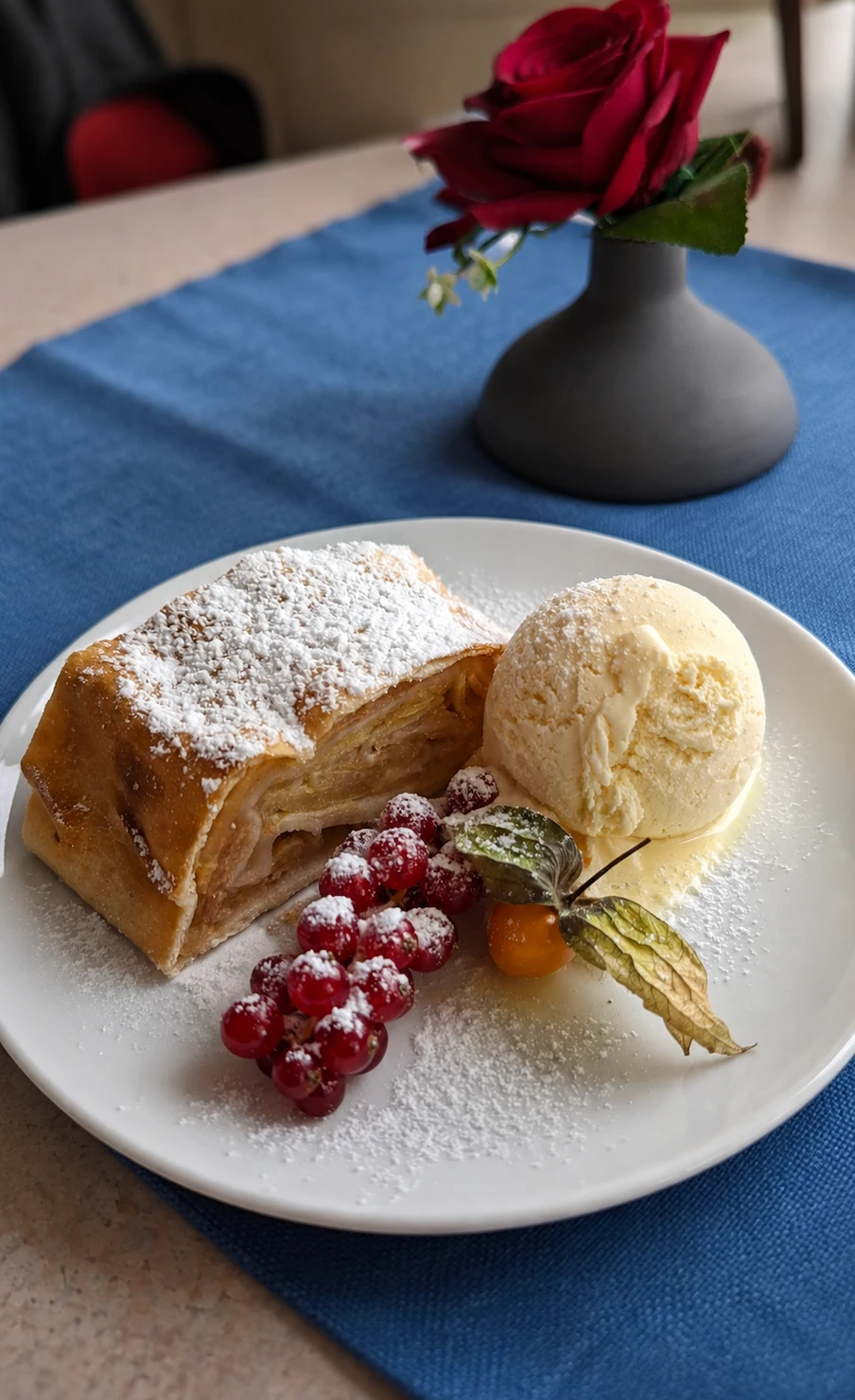 Apfelstrudel und Schifffahrt 