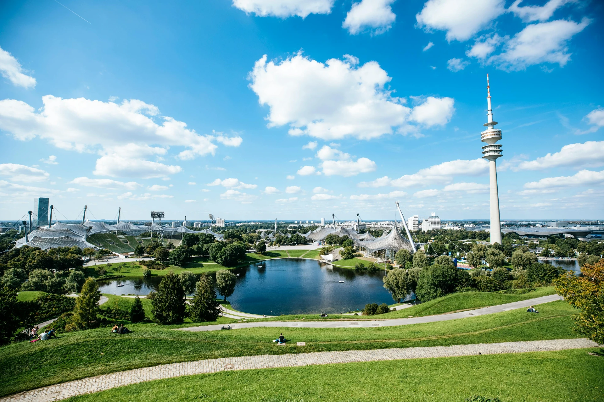 Olympiapark München mit Blick auf das Olympiastadion und die Alpen