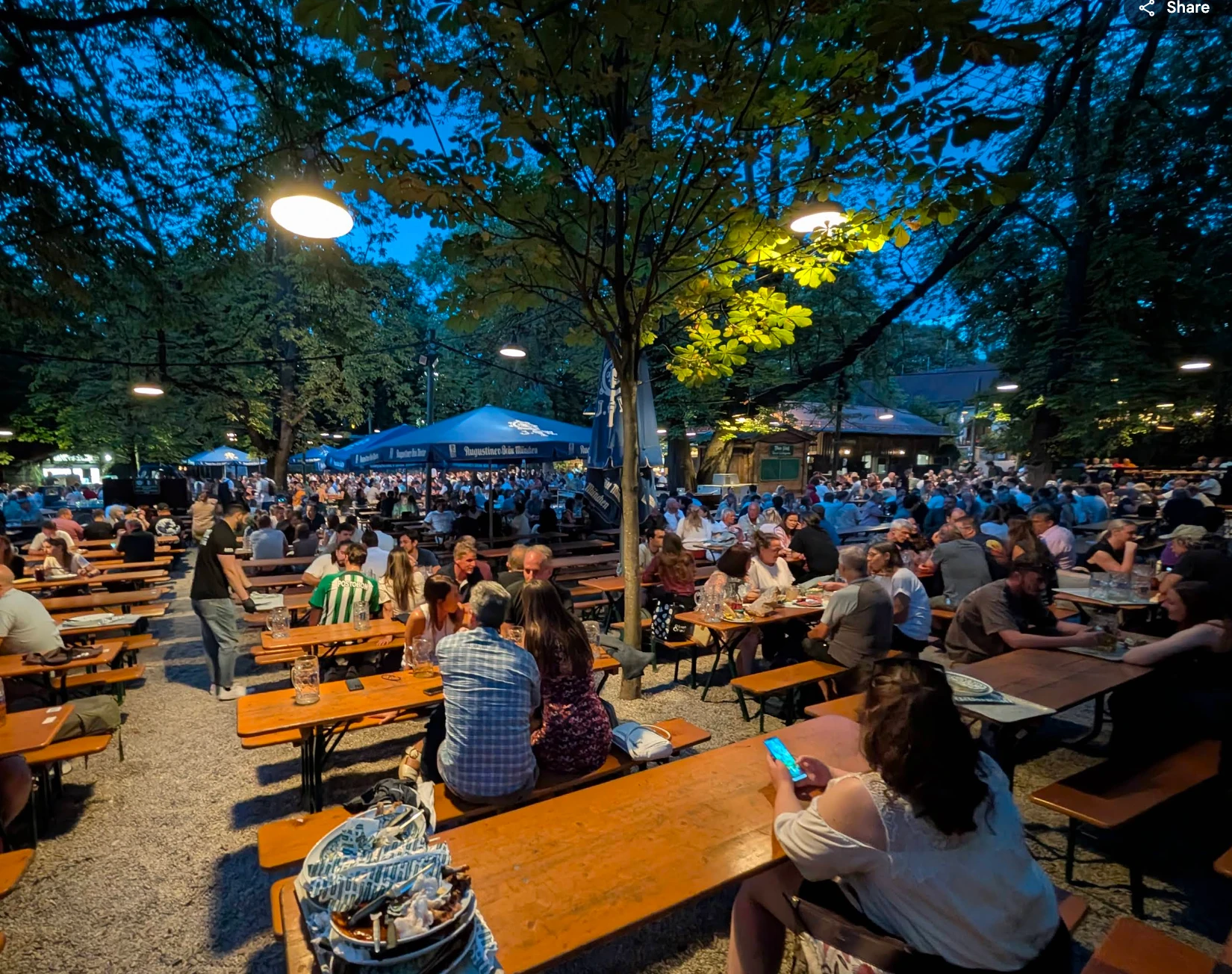 Gemütlicher Biergarten in München unter Kastanien