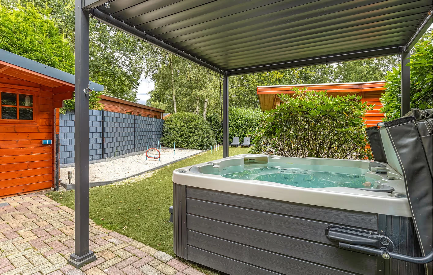 Ferienhaus mit Whirlpool und eingezäuntem Garten in Drenthe 4