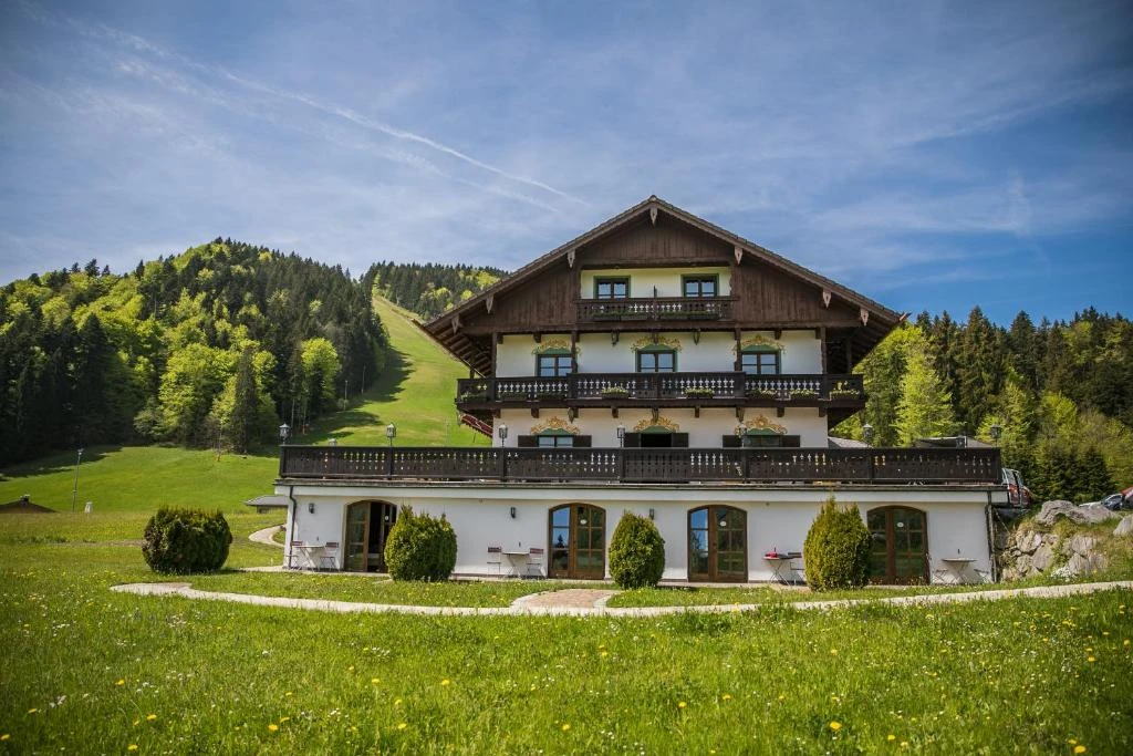 Hotel "Berghotel Sonnenbichl" mit Waldlage und Tegernseeblick