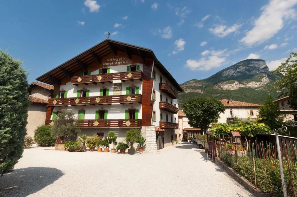 Hotel "Villaggio Hotel Aquila" mit Pool im Trentino