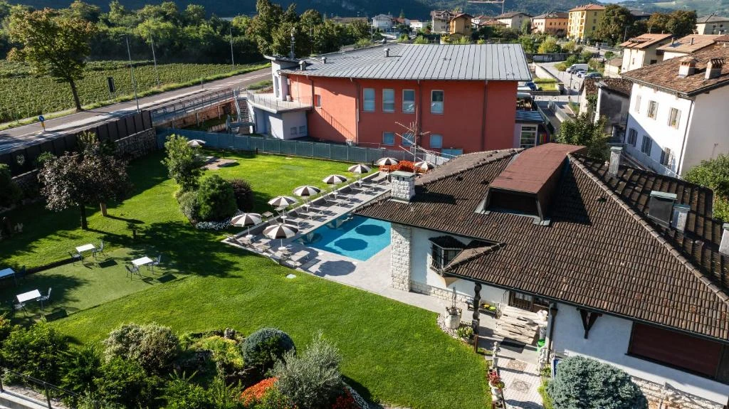 Hotel "Villaggio Hotel Aquila" mit Pool im Trentino 3