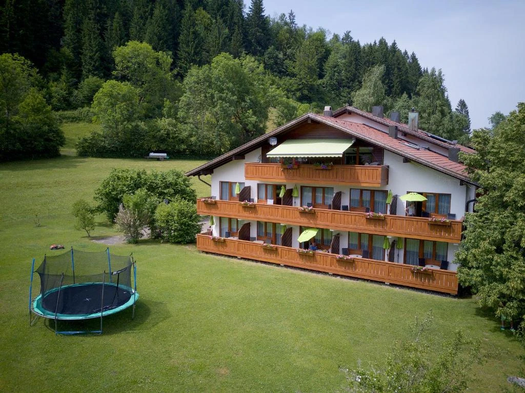 Ferienwohnungen "Apart-Hotel Garni Happy Kienberg" mit Bergblick in Pfronten