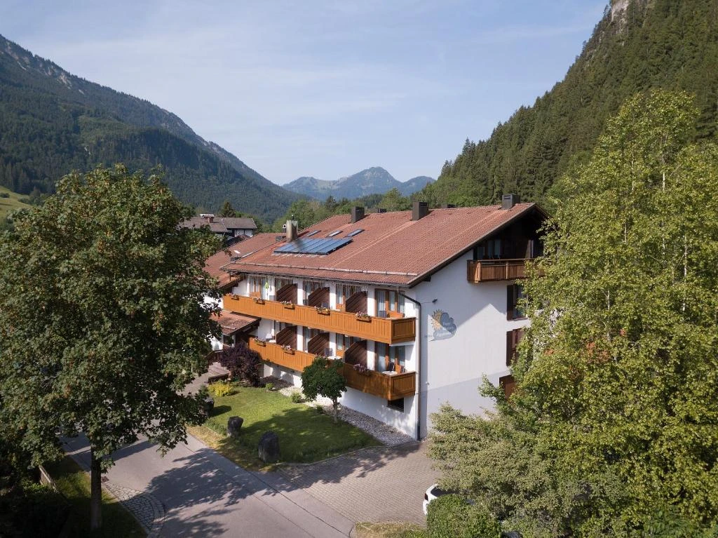 Ferienwohnungen "Apart-Hotel Garni Happy Kienberg" mit Bergblick in Pfronten 5