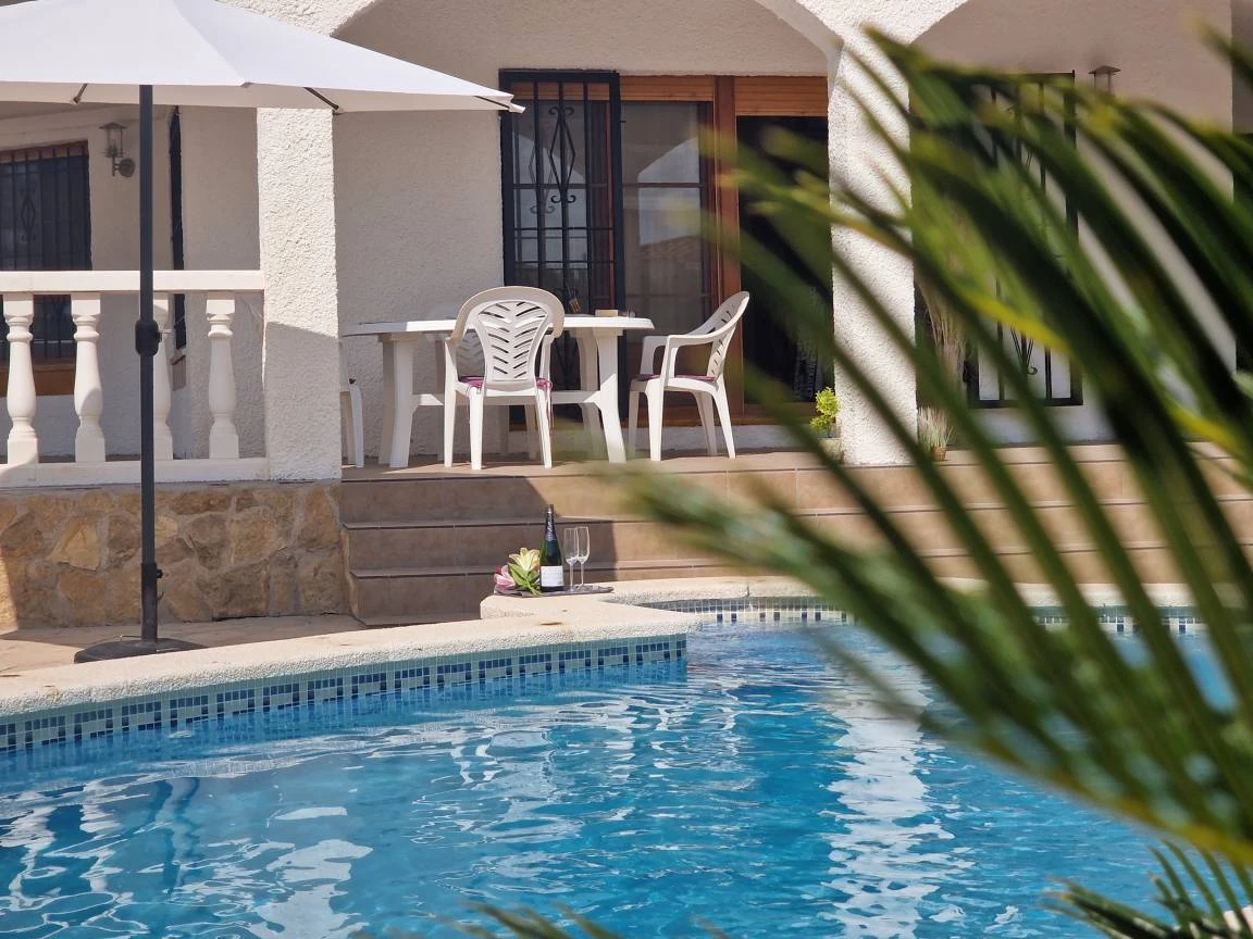 Ferienhaus mit privatem Pool, Terrasse und Grill 2