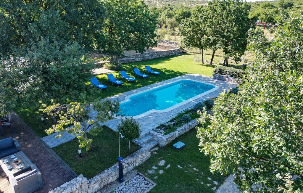 Ferienhaus bei Šibenik mit Pool und großem eingezäuntem Grundstück
