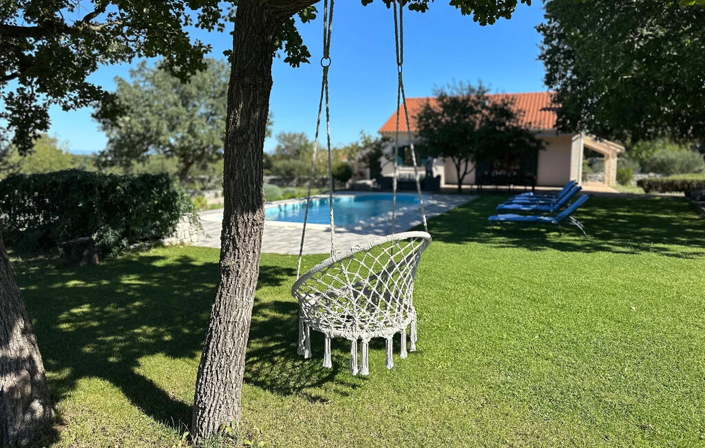 Ferienhaus bei Šibenik mit Pool und großem eingezäuntem Grundstück 2