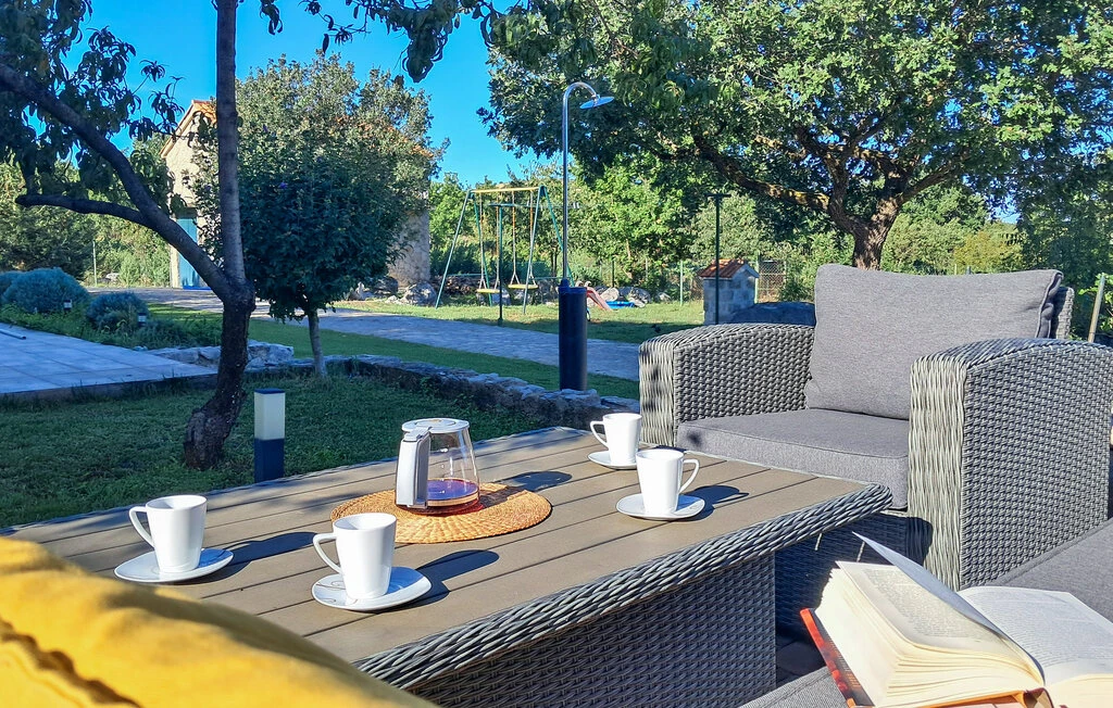 Ferienhaus bei Šibenik mit Pool und großem eingezäuntem Grundstück 3