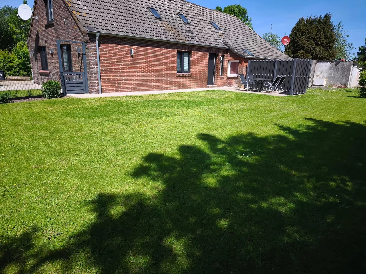 Ferienhaus "Haus Am Deich" mit privatem Garten in Norddeich 2