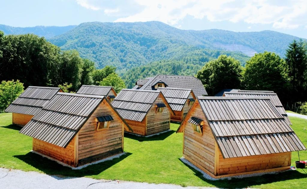 Glamping "Zgornja Dobrava" mit Holzhäusern und Bergblick bei Radovljica