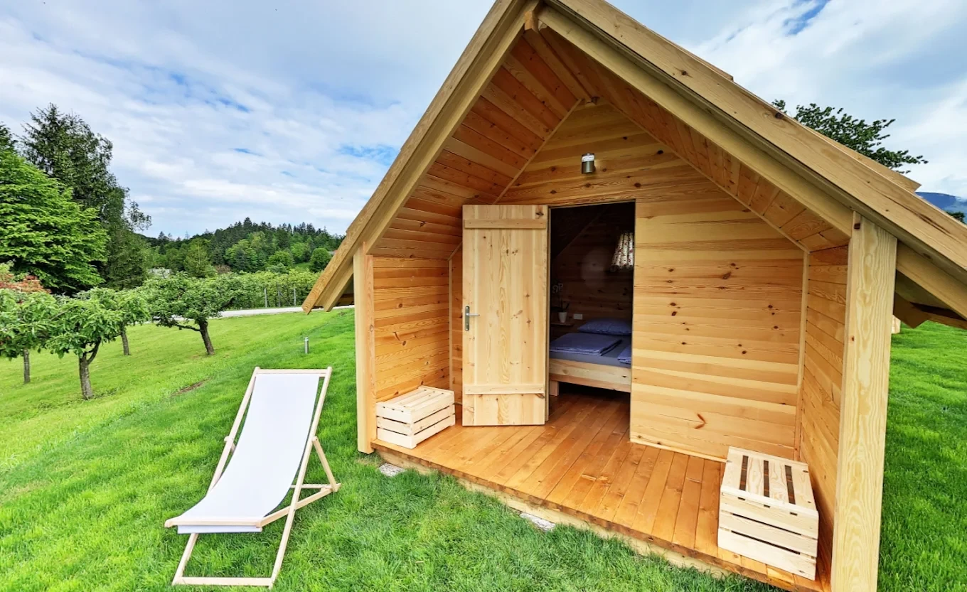 Glamping "Zgornja Dobrava" mit Holzhäusern und Bergblick bei Radovljica 2