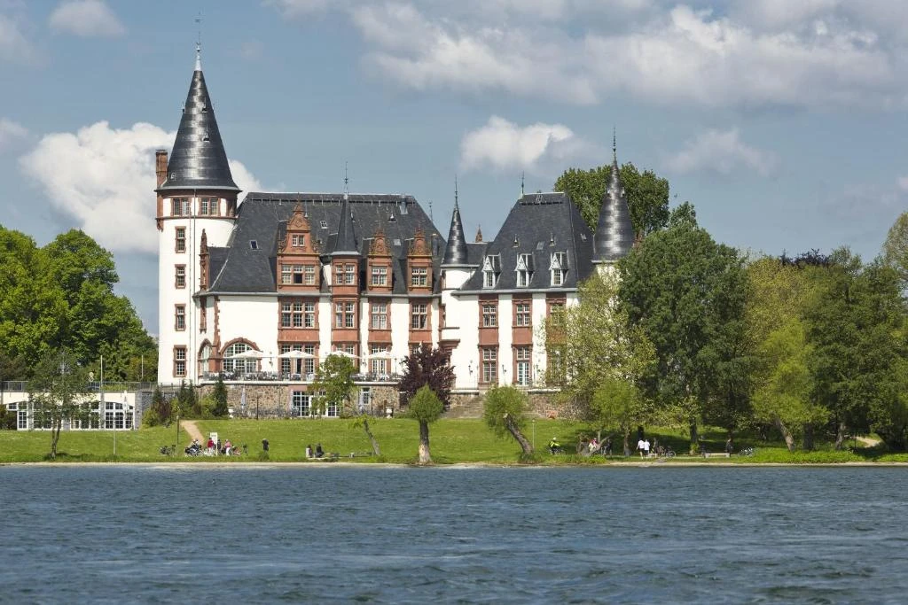 Seehotel Schloss Klink mit MüritzSPA direkt am See 2