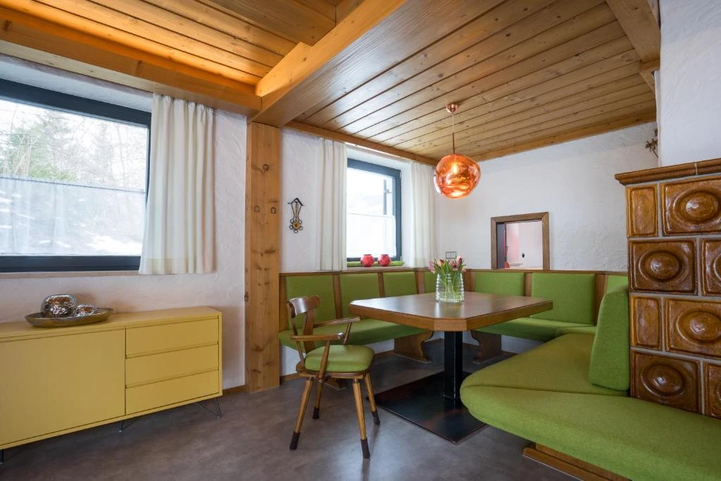 Ferienwohnungen "Alpentraum, Ferienhaus Schmid" mit Garten in Oberstdorf-Kornau 2