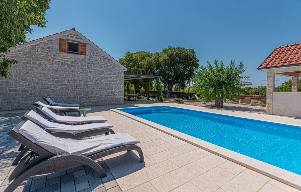 Ferienhaus mit Pool und eingezäuntem Grundstück bei Pakovo Selo