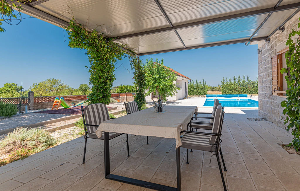 Ferienhaus mit Pool und eingezäuntem Grundstück bei Pakovo Selo 2