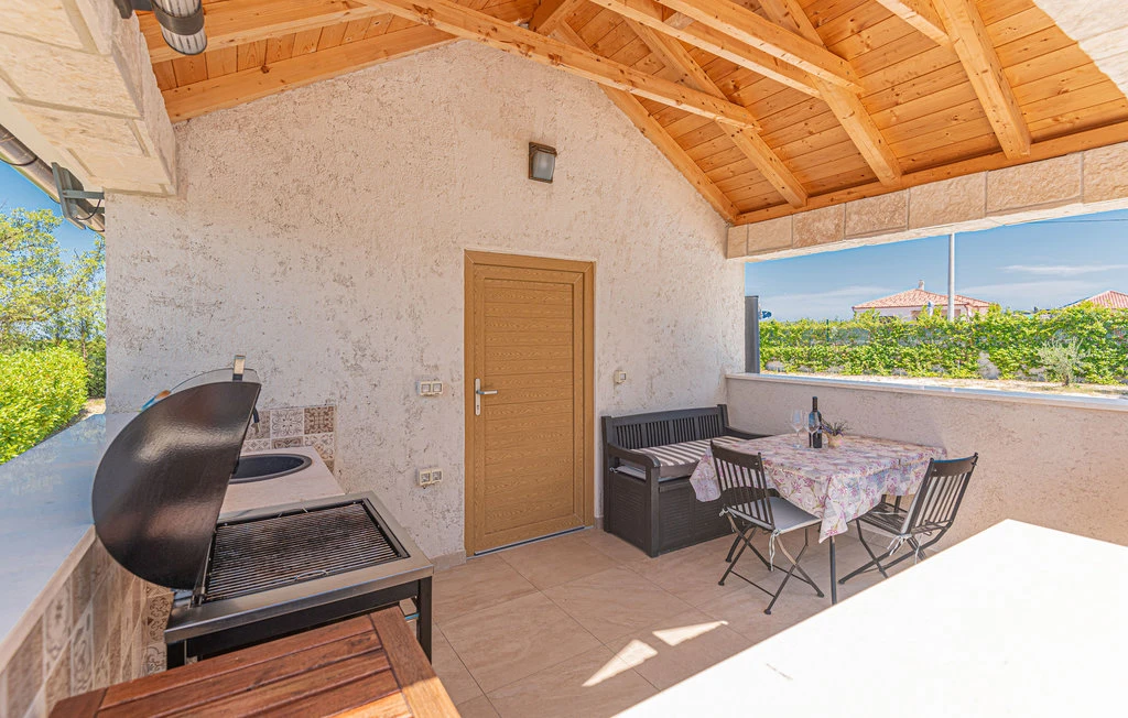 Ferienhaus mit Pool und eingezäuntem Grundstück bei Pakovo Selo 3