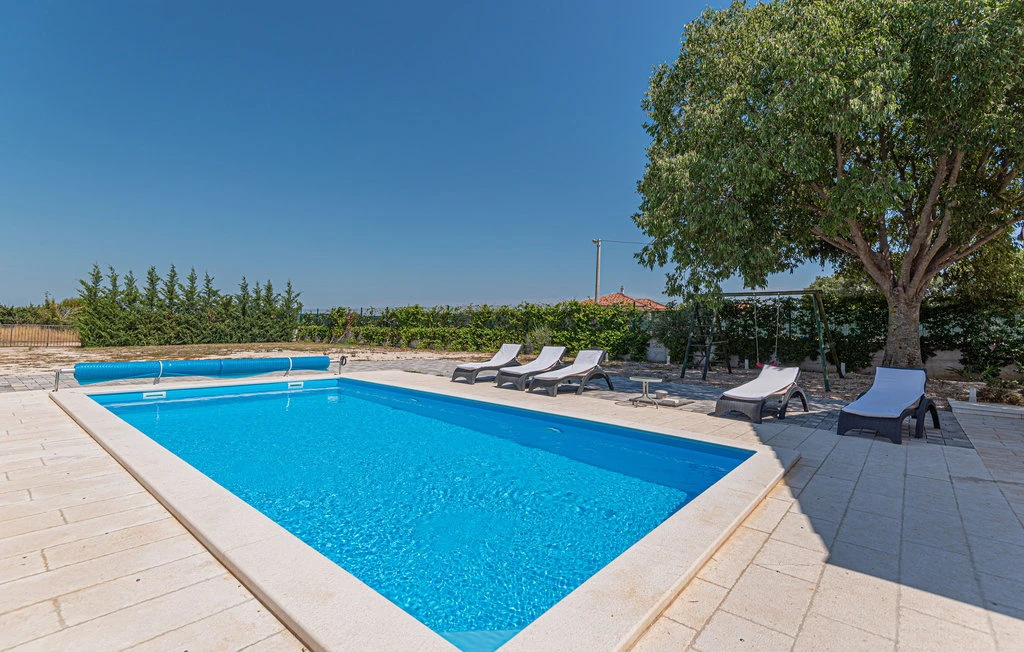 Ferienhaus mit Pool und eingezäuntem Grundstück bei Pakovo Selo 4