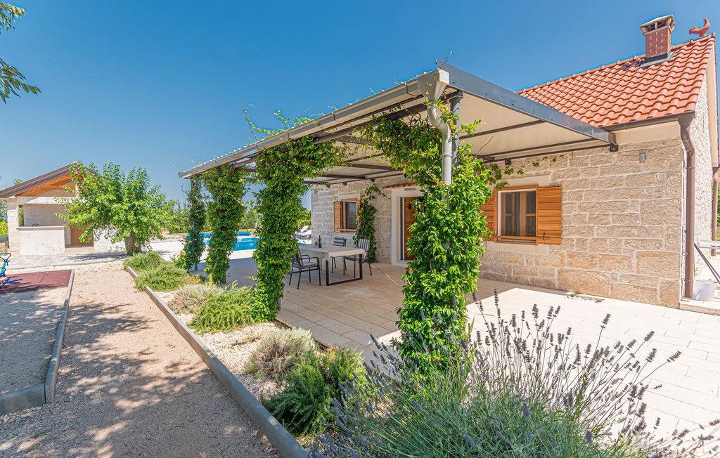 Ferienhaus mit Pool und eingezäuntem Grundstück bei Pakovo Selo 5