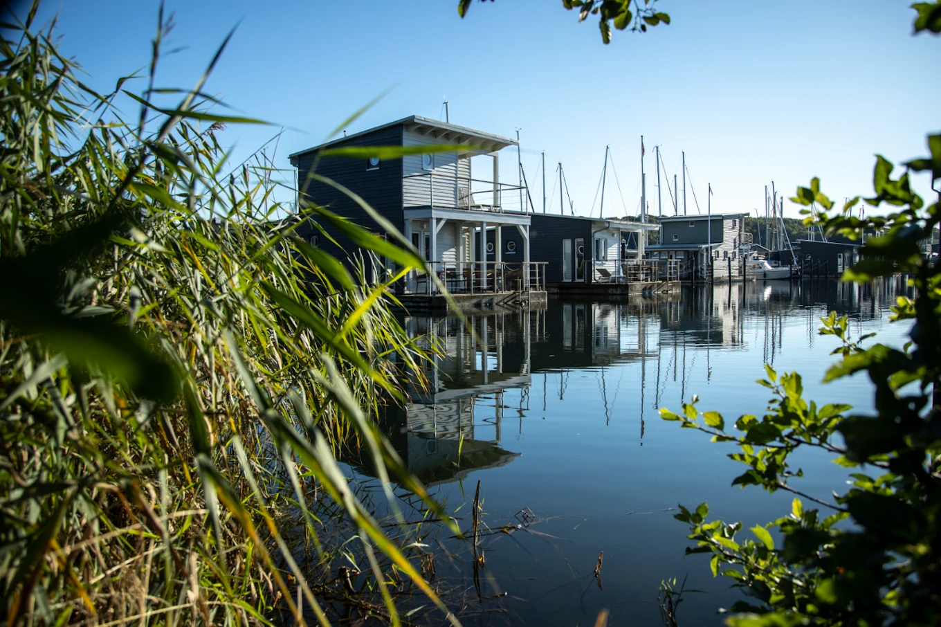 Schwimmendes Ferienhaus "Wasserferienwelt Rügen" auf dem Wasser