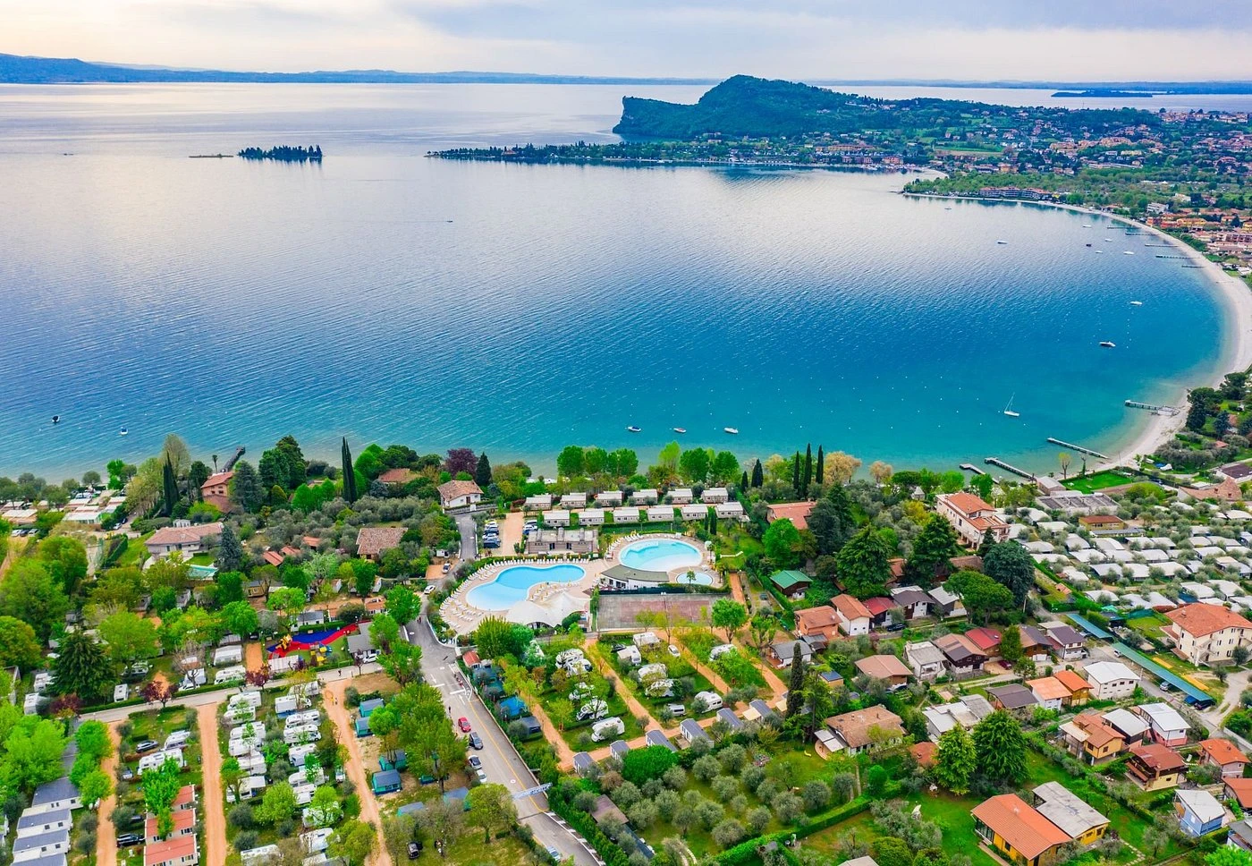 Camping Village "Europa Silvella" mit Mobilheimen und Privatstrand am Gardasee